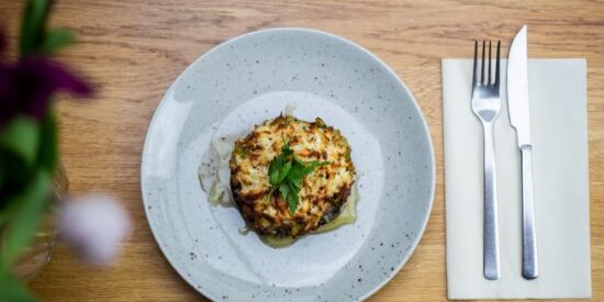 Pečené portobello s bylinkami a sýrem na talíři