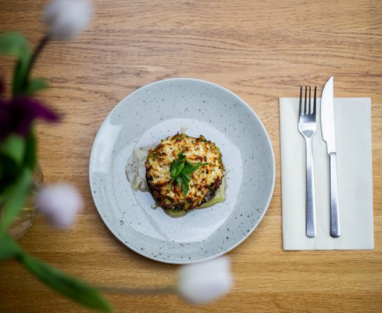 Pečené portobello s bylinkami a sýrem na talíři