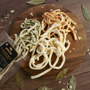 Různé druhy sýrových nití a jejich obaly z Farmy Těšany