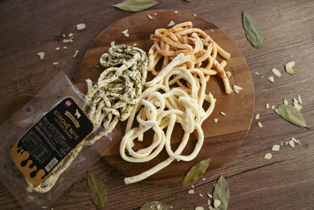 Různé druhy sýrových nití a jejich obaly z Farmy Těšany