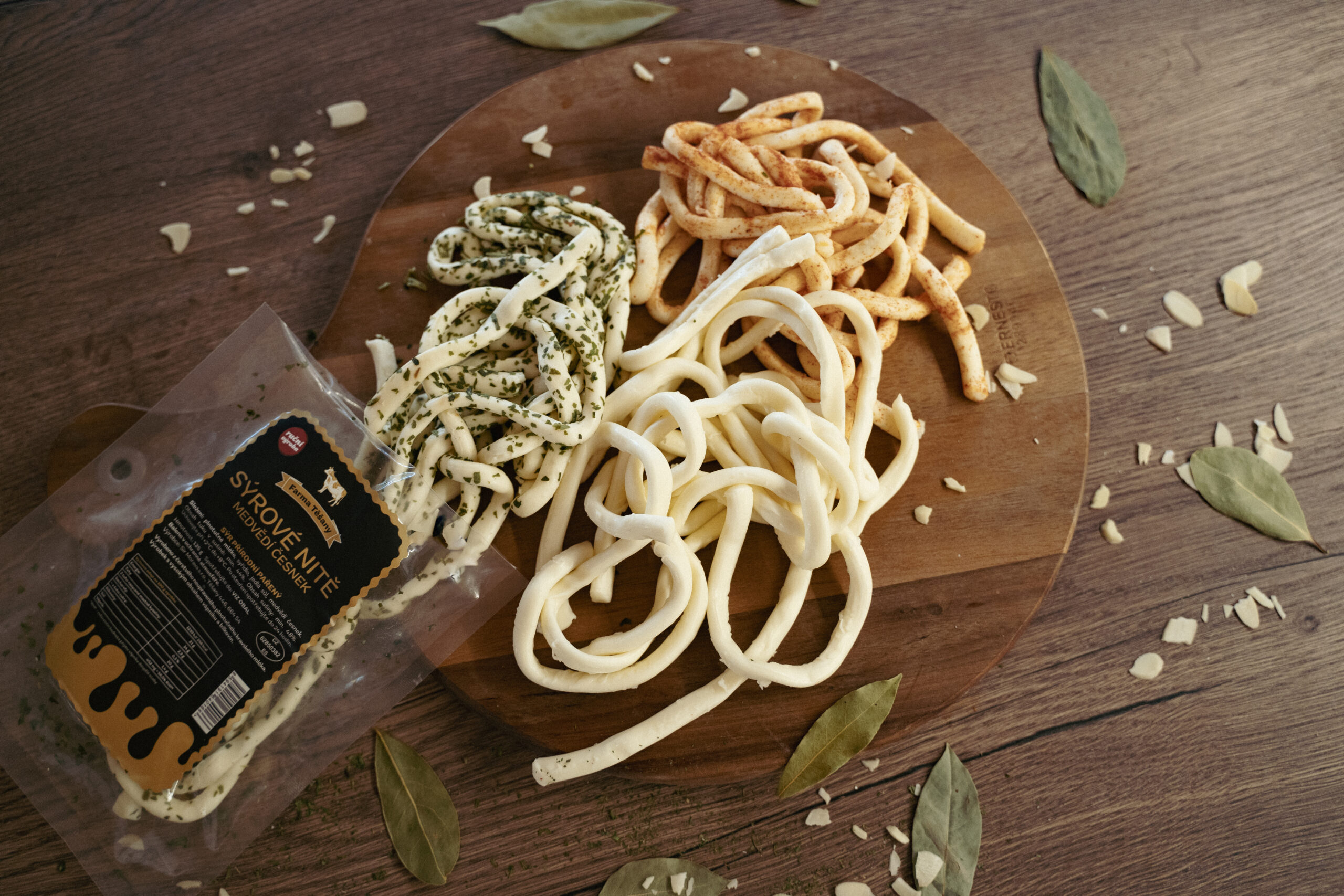 Různé druhy sýrových nití a jejich obaly z Farmy Těšany