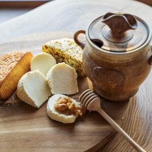 Těšanský sýr různé druhy s medem z Farmy Těšany