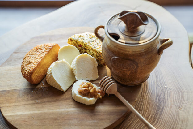 Těšanský sýr různé druhy s medem z Farmy Těšany