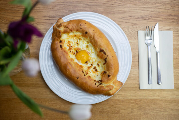 Chačapuri – gruzínský chléb se sýrem