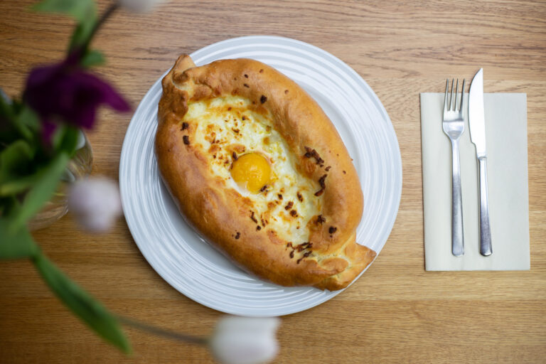 Chačapuri – gruzínský chléb se sýrem