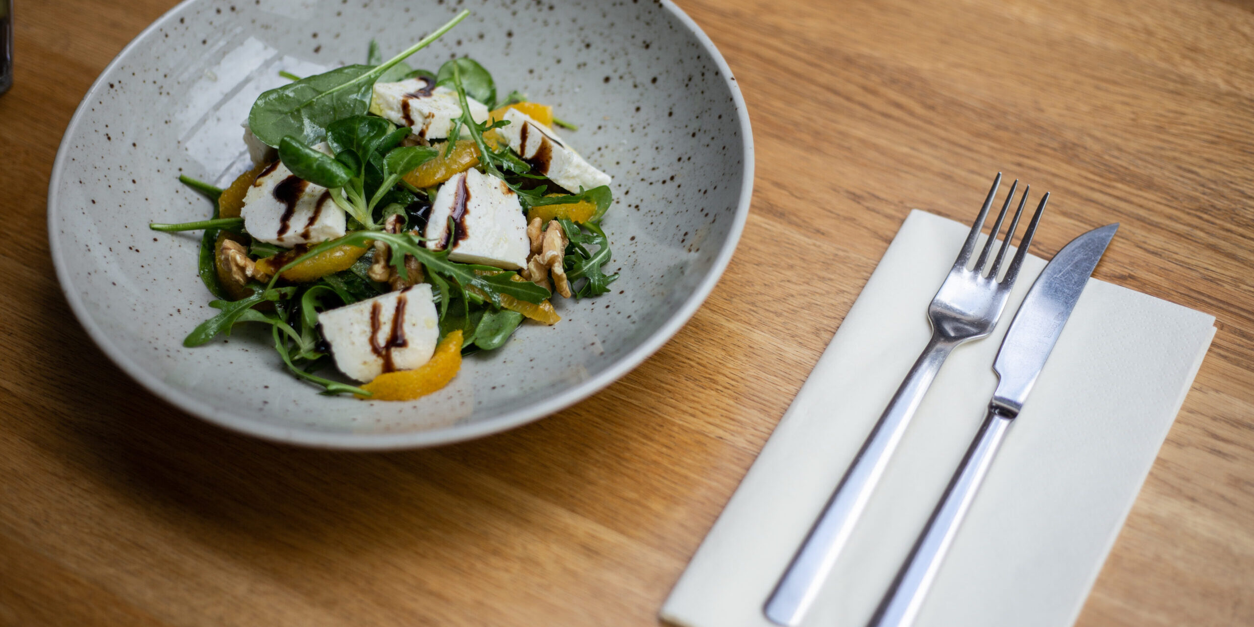 Salát s polníčkem, ořechy a pomerančem