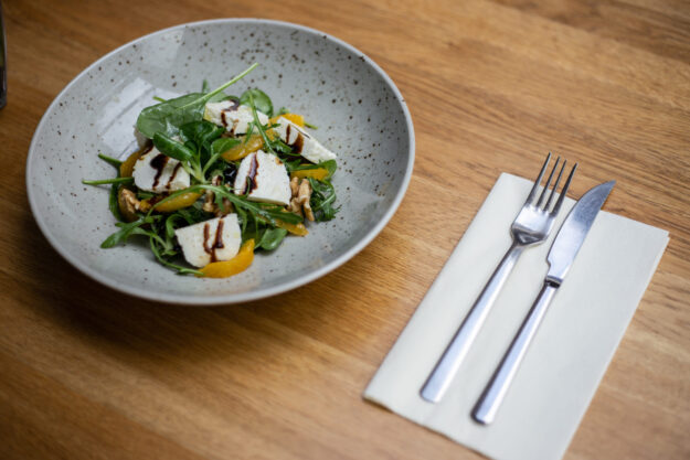 Salát s polníčkem, ořechy a pomerančem