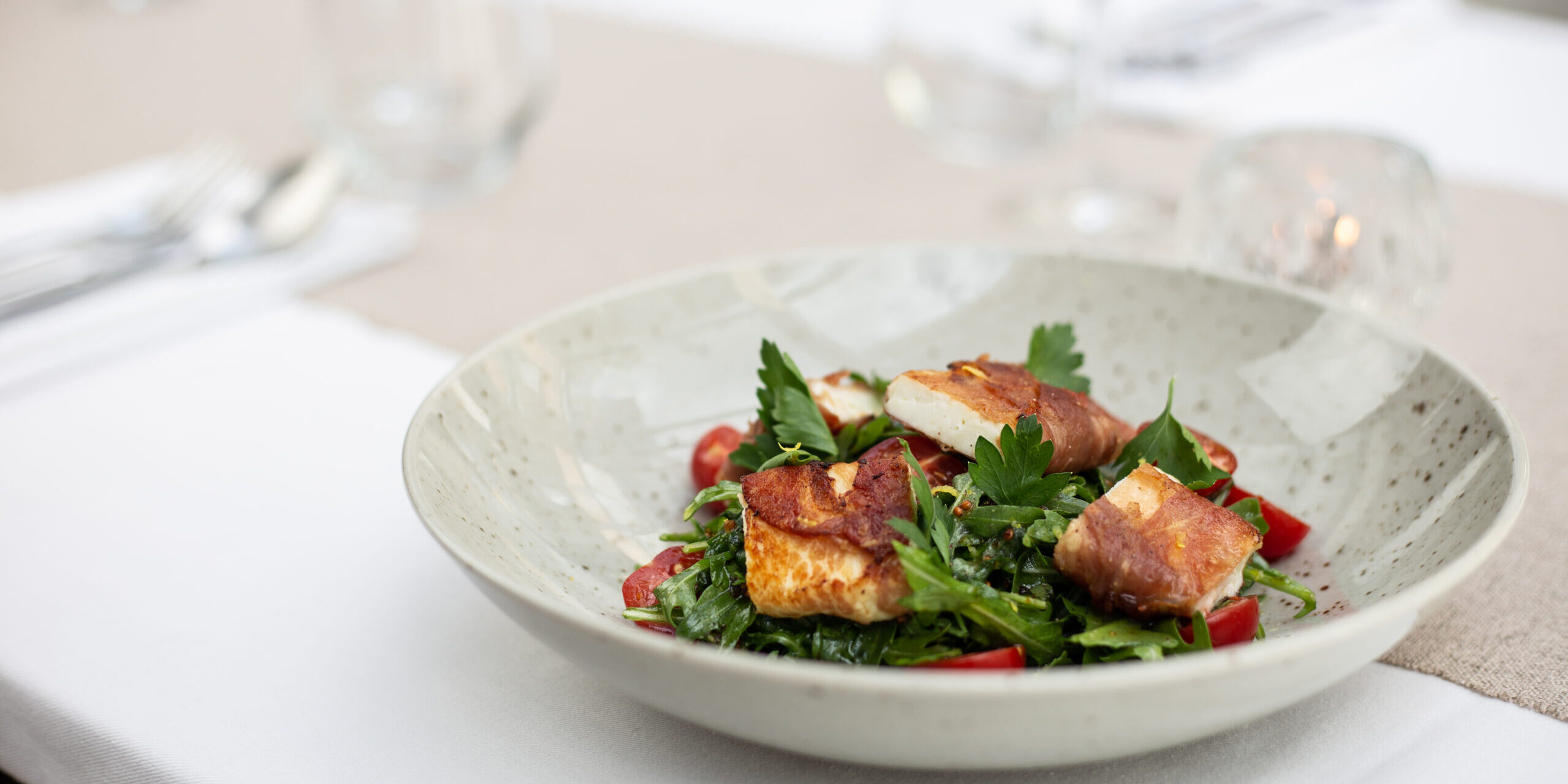 Salát s rukolou a sýrem v pancettě