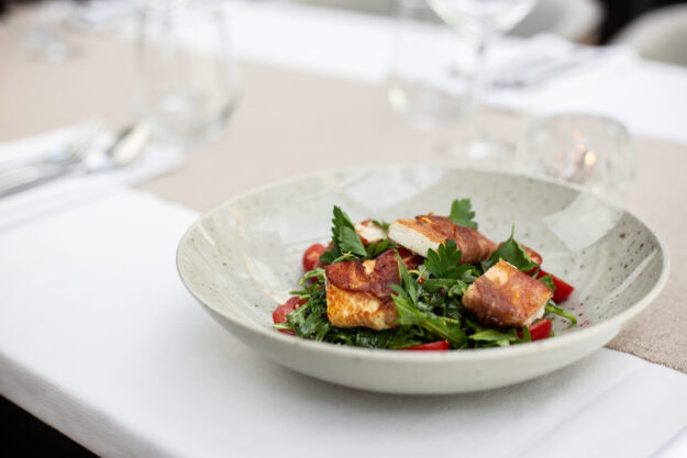 Salát s rukolou a sýrem v pancettě