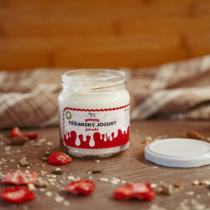 Těšanský jahodový jogurt z Farmy Těšany