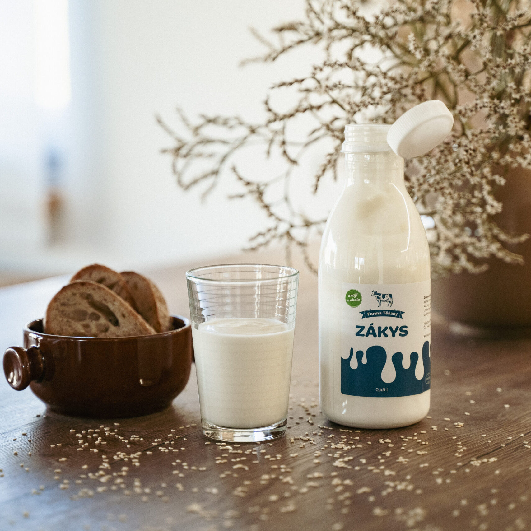 Zakys na dřevěném stole z Farmy Těšany