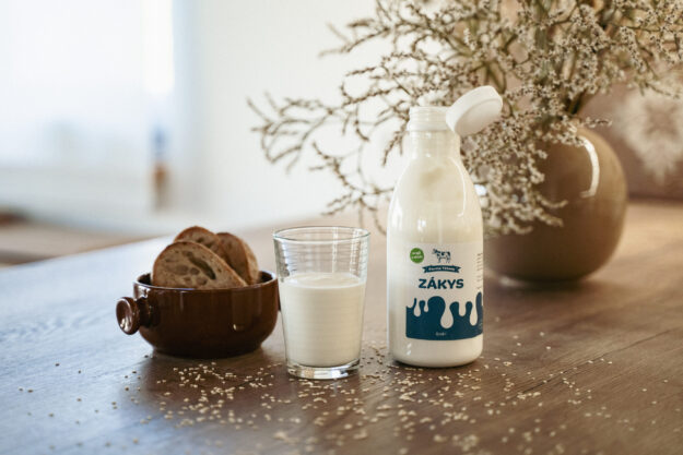 Zakys na dřevěném stole z Farmy Těšany