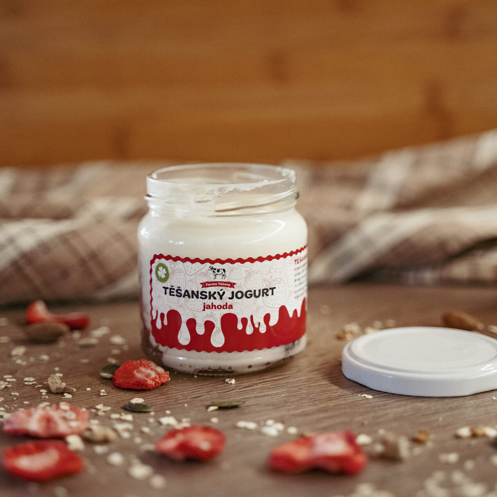 Těšanský jahodový jogurt z Farmy Těšany