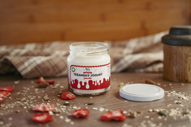 Těšanský jahodový jogurt z Farmy Těšany