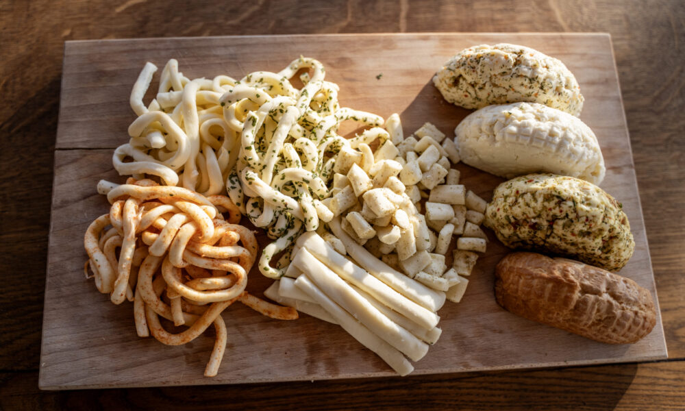 Prkénko plné sýrových výrobků z Farmy Těšany