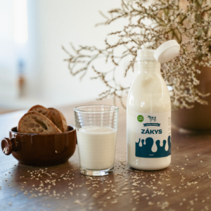 Zakys na dřevěném stole z Farmy Těšany